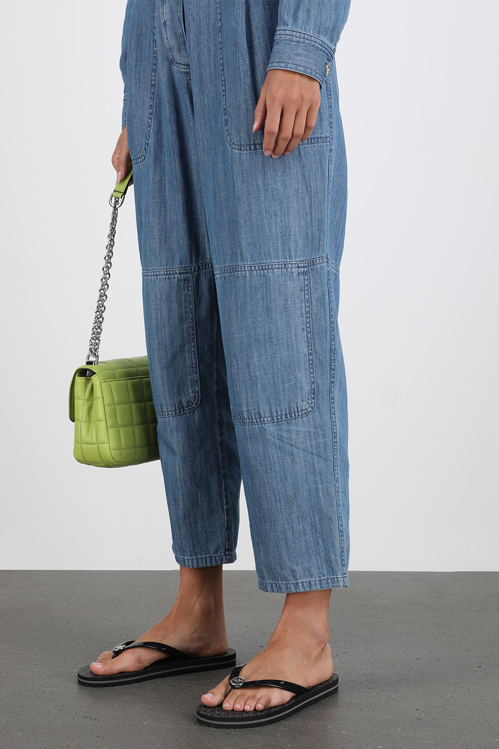 תמונת כל הלוק של Flip Flop in Black